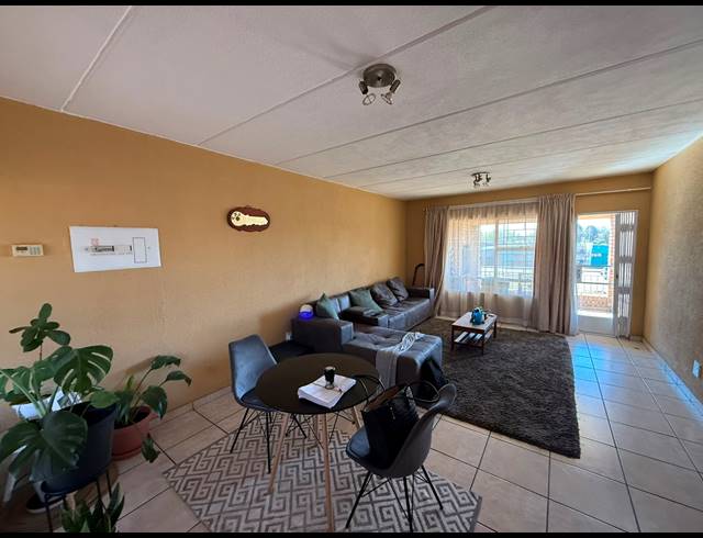 2 BEDROOM TOWNHOUSE FOR SALE IN VANDERBIJLPARK SE 2